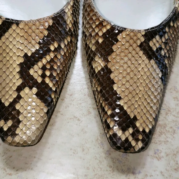 Stuart Weitzman Snake Skin Pumps size 8.5AA/Narrow - Picture 3 of 10